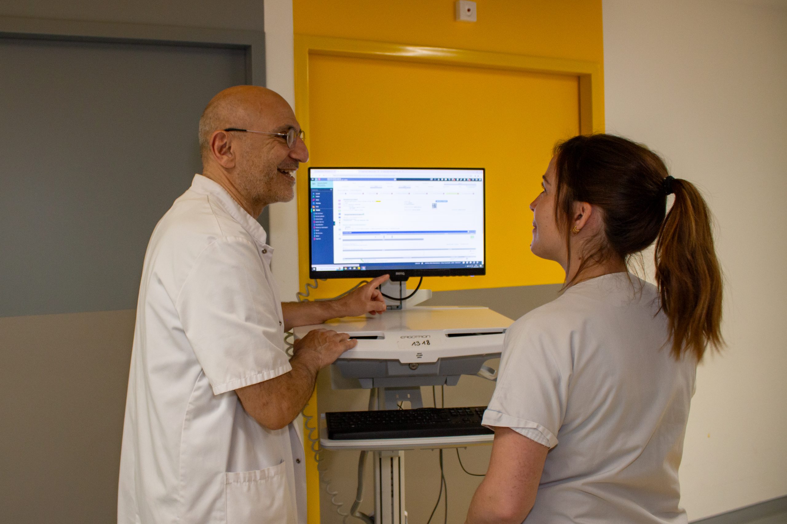 Chirurgien discutant avec son infirmiere dans les couloir de la clinique